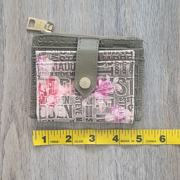 Steve Madden Olive and Pink Floral Card Wallet - Picture 5 of 6